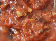 Una foto de salsa boloñesa con setas