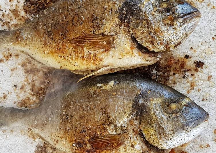 Orata grigliata sul sale