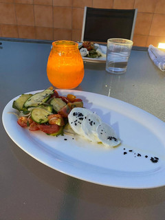 Una foto de Ensalada de calabacín y mozzarella