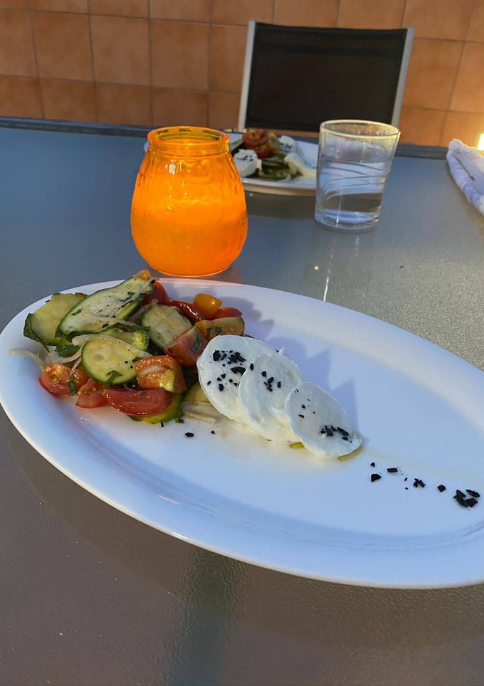 Una foto de Ensalada de calabacín y mozzarella