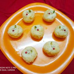 A picture of Dessicated Coconut ladoo.