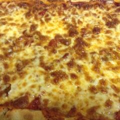 A picture of Home made Pizza بيتزا.