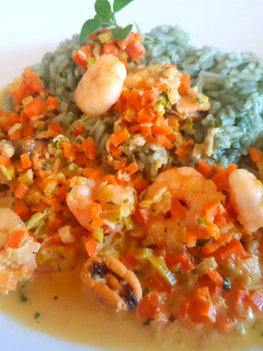 Una foto de Mariscos con leche de coco y arroz verde. #caminodesabores
