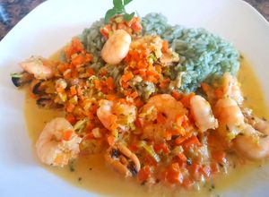 Una foto de Mariscos con leche de coco y arroz verde. #caminodesabores