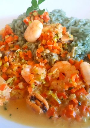 Una foto de Mariscos con leche de coco y arroz verde. #caminodesabores
