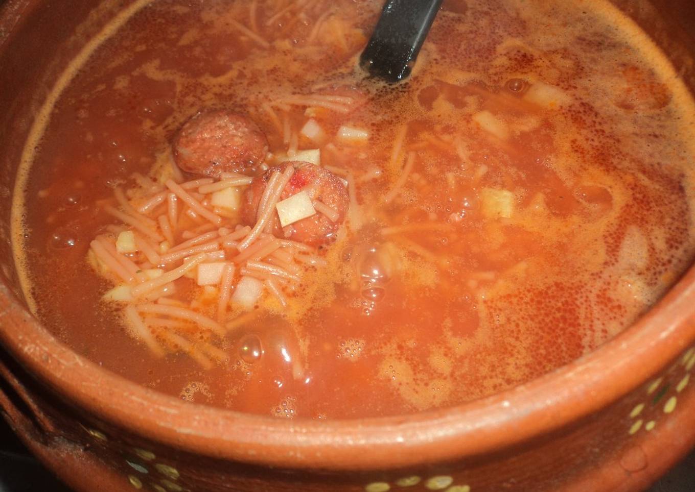 Sopa de fideos con albóndigas en caldillo de chile cascabel asado las Correa