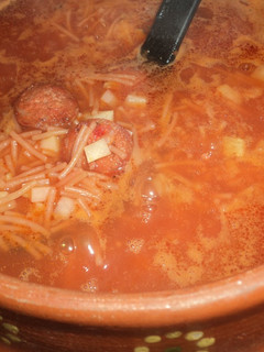 Una foto de Sopa de fideos con albóndigas en caldillo de chile cascabel asado las Correa