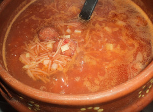 Una foto de Sopa de fideos con albóndigas en caldillo de chile cascabel asado las Correa
