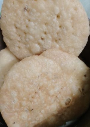 मठरी (Mathri recipe in hindi) रेसिपी मुख्य फोटो
