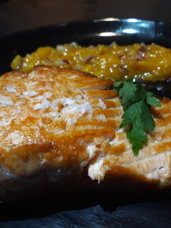 Una foto de Salmón a la plancha acompañado de salsa de mango