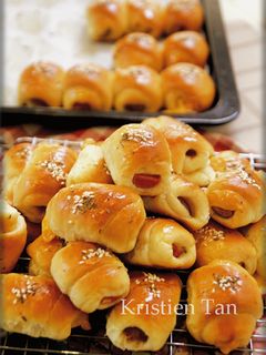 Foto resep Roti Unyil Sosis Keju Favorit Keluarga ( Mini Sausage roll bun)
