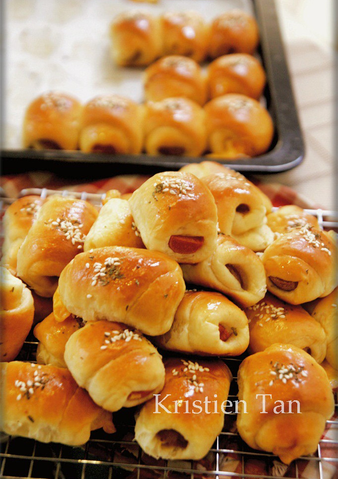 Foto resep Roti Unyil Sosis Keju Favorit Keluarga ( Mini Sausage roll bun) 