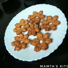 A picture of Shakkarpare/Flower shaped shankarpale.