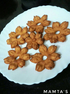 A picture of Shakkarpare/Flower shaped shankarpale.