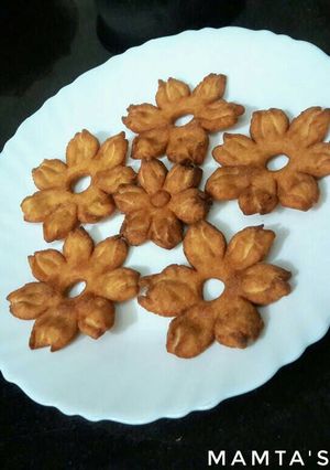 A picture of Shakkarpare/Flower shaped shankarpale.