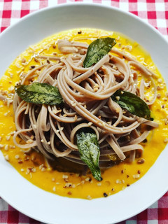 Foto di Bavette di farro con crema di ceci allo zafferano