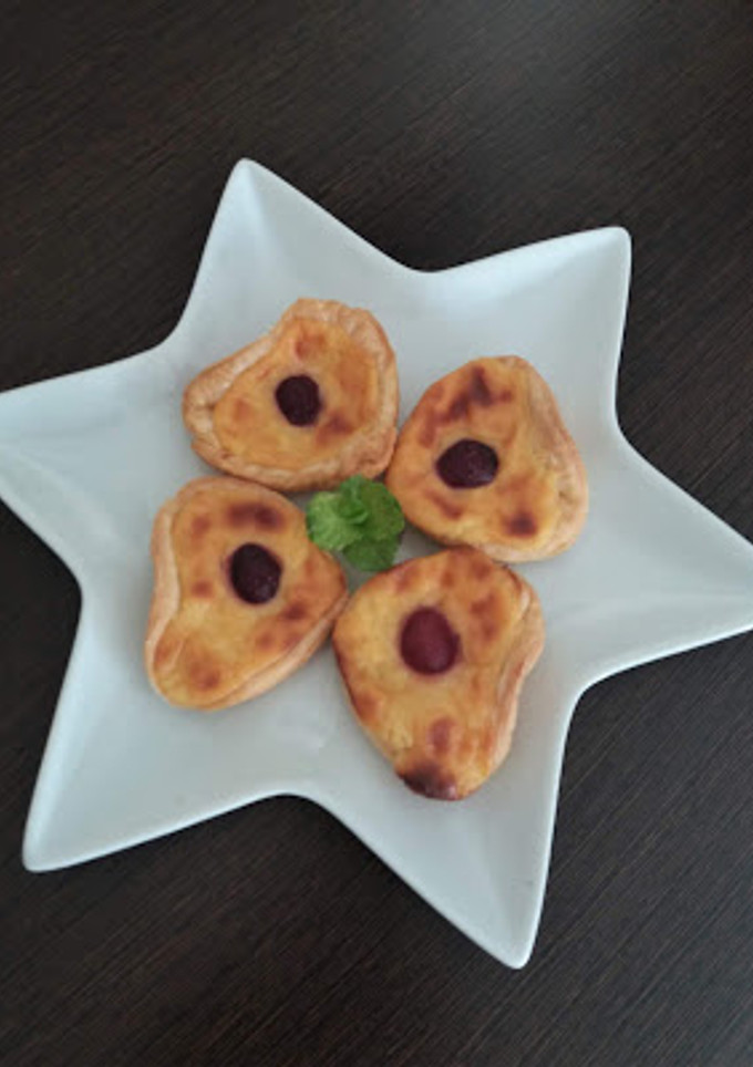 Una foto de Corazones de hojaldre rellenos de crema pastelera
