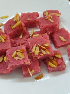 সুজির বাদাম বরফি (sujir badam barfi recipe in Bengali) রেসিপির প্রধান ছবি