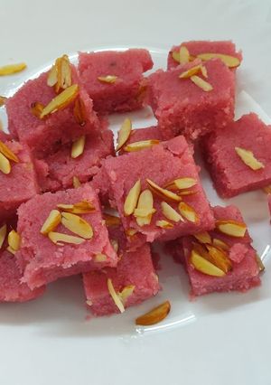 সুজির বাদাম বরফি (sujir badam barfi recipe in Bengali) রেসিপির প্রধান ছবি