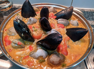 Una foto de Paella de mariscos