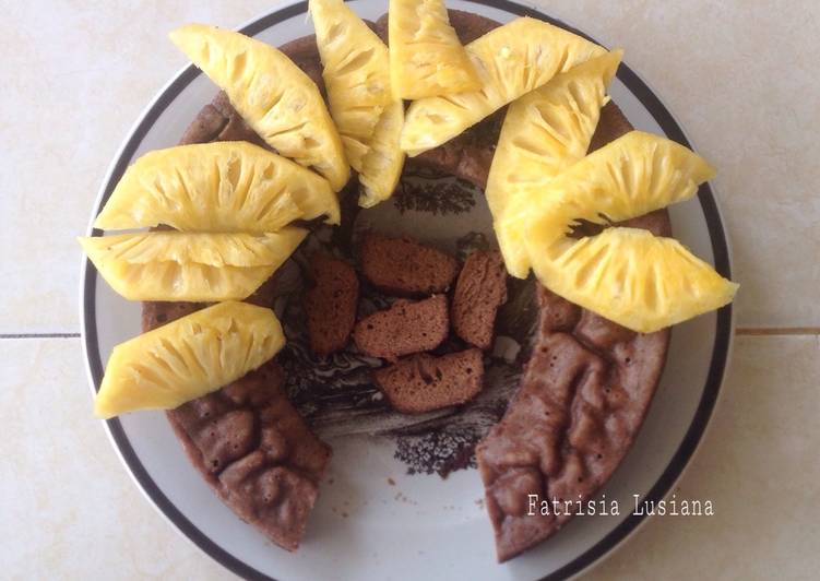 Langkah meracik Bolu Coklat Kukus Toping Nanas, Lezat Sekali