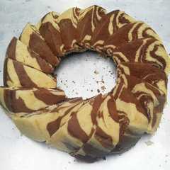 Bolu Zebra Kukus রেসিপির প্রধান ছবি