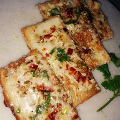 A picture of Cheese garlic breads.