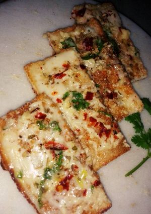 A picture of Cheese garlic breads.