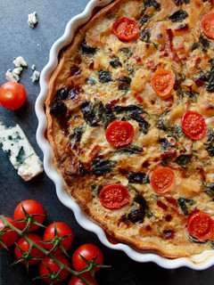 Una foto de Quiche de bacon, manzana, espinacas y queso azul