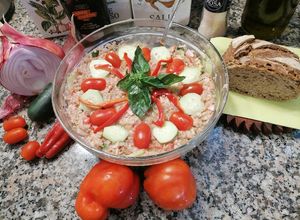 Foto di Panzanella con pane multicereali, verdure, tonno, al profumo di aceto balsamico