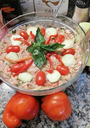 Foto di Panzanella con pane multicereali, verdure, tonno, al profumo di aceto balsamico