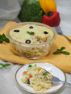 A picture of Baked white sauce macaroni.