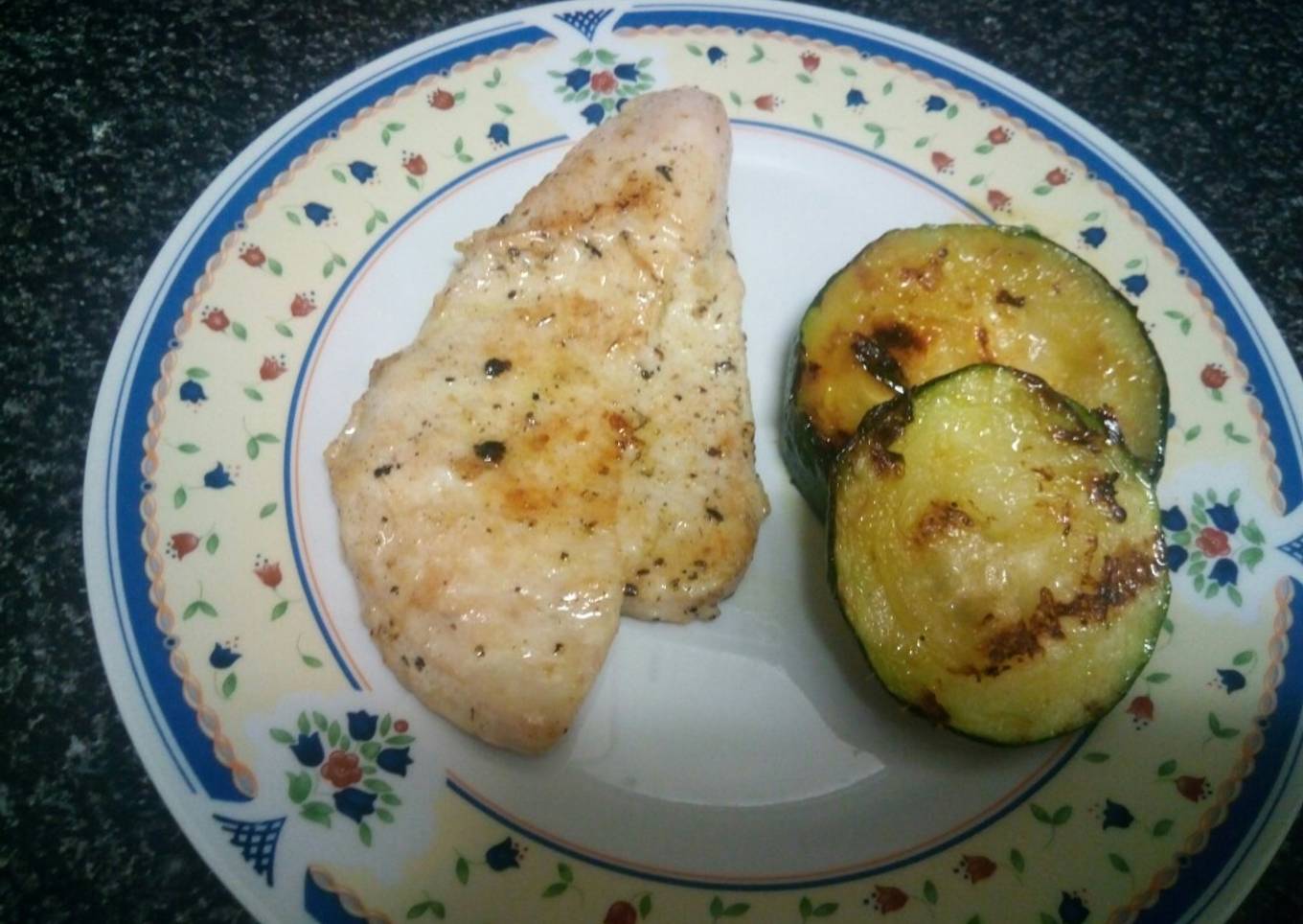 Pechuga de pollo al ajillo con calabacín a la plancha