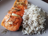 Salmón al horno y arroz con amapola