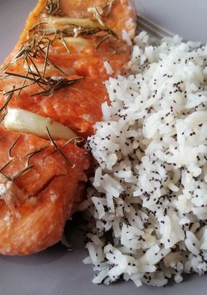 Una foto de Salmón al horno y arroz con amapola