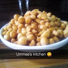 A picture of Crispy pomegranate seeds -shaped snack (which is non as cin-cin.
