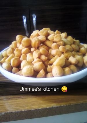 A picture of Crispy pomegranate seeds -shaped snack (which is non as cin-cin.