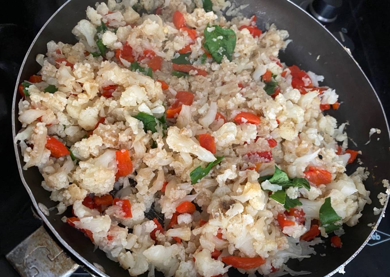 Ensalada de coliflor, pimentón rojo y espinaca