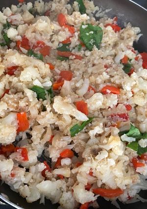 Una foto de Ensalada de coliflor, pimentón rojo y espinaca