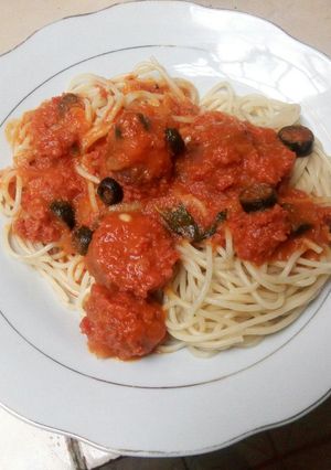 Una foto de Vermicelli con salsa de tomate casera chorizo y aceitunas negras