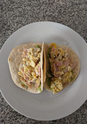 Una foto de Taquitos  con huevos revueltos y palta