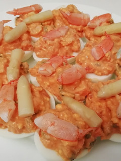 Una foto de Huevos rellenos de marisco