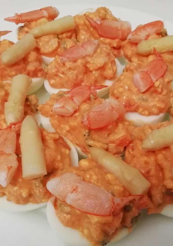 Una foto de Huevos rellenos de marisco