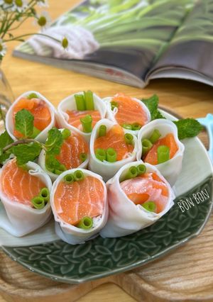 Hình của món Phở Cuốn Cá Hồi Rau Muống.