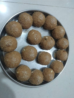 લાડવા (ladva recipe in gujarati) રેસીપી મુખ્ય ફોટો