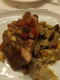 Una foto de Pierna de pavo asada al estilo portugués con alcachofas