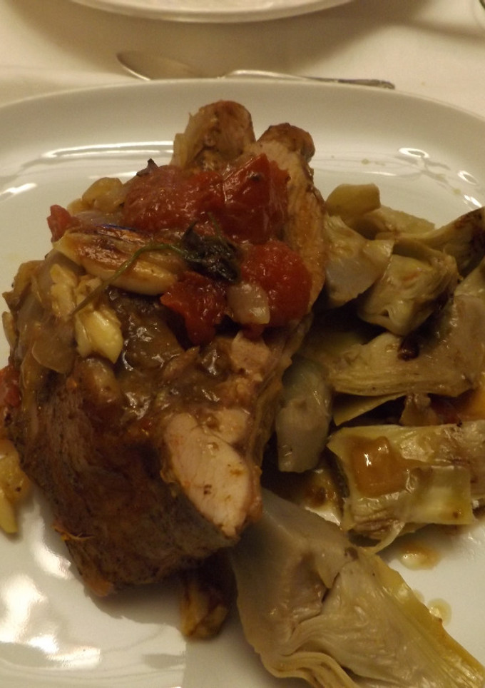 Una foto de Pierna de pavo asada al estilo portugués con alcachofas