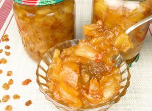 Фото Яблочное варенье с изюмом и корицей | Apple jam with raisins and cinnamon.