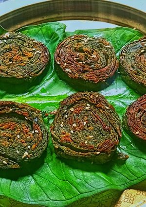 अळूवडी (alu wadi recipe in marathi) रेसिपी चे मुख्य फोटो 