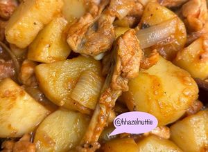 Hình của món Gà hầm khoai tây.